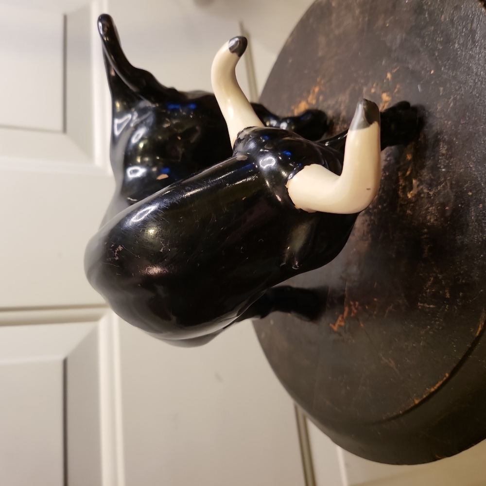 Mid Century Modern Pair of Ceramic Bulls Black and Brown - Picture 6 of 16